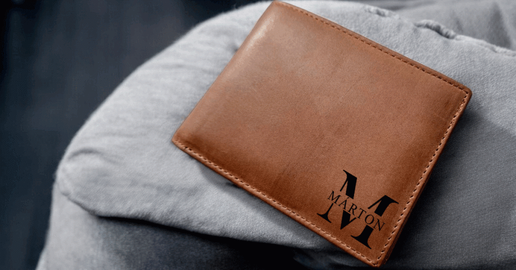 Névvel vagy monogrammal gravírozott férfi pénztárca